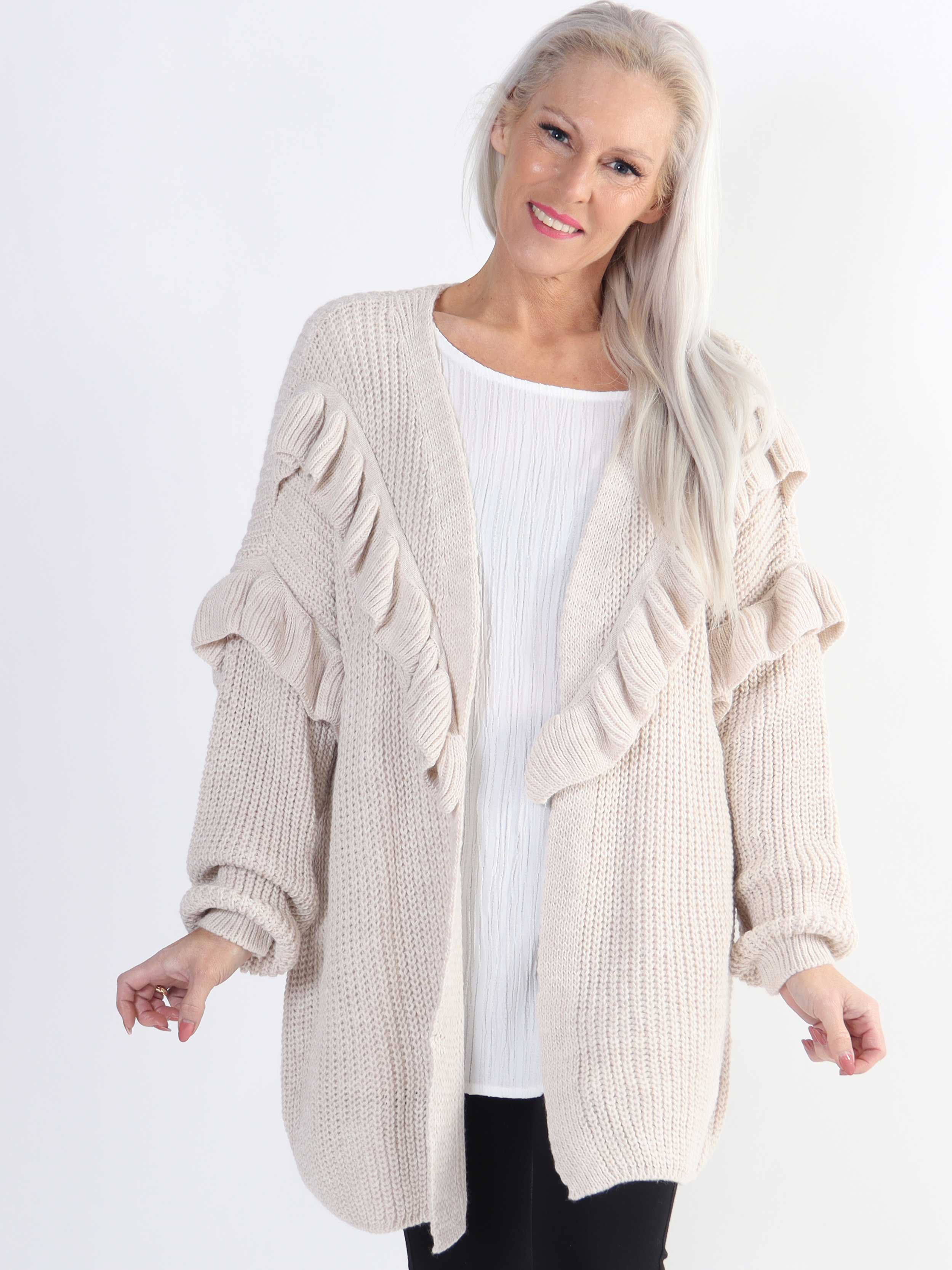 Ellis Cardigan - Lækker plus size strikcardigan med fine flæsedetaljer